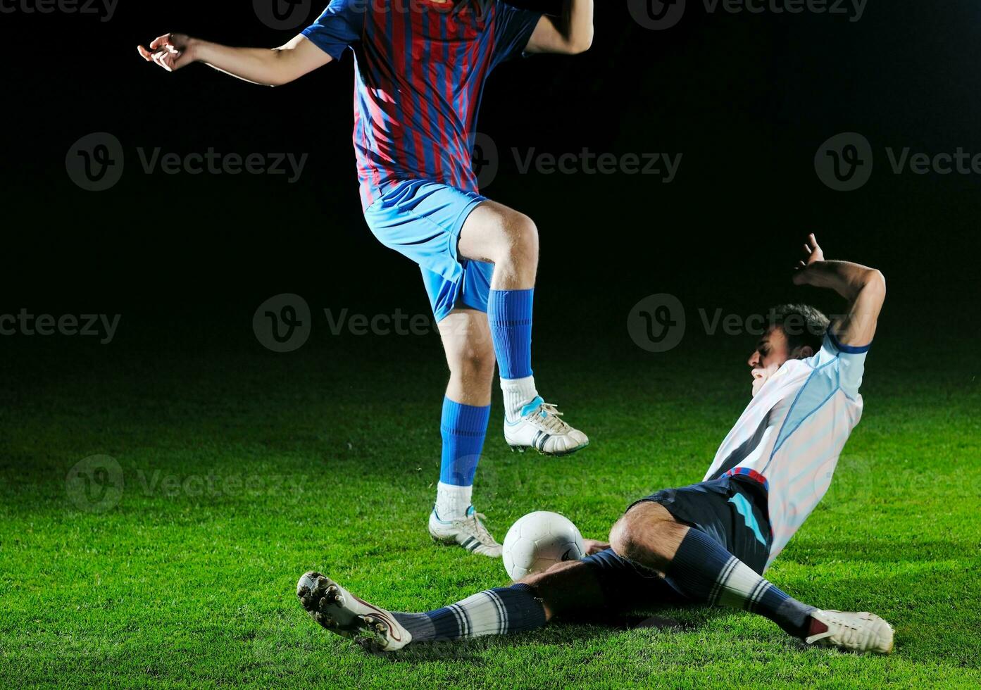 voetballers in competitie voor de bal foto