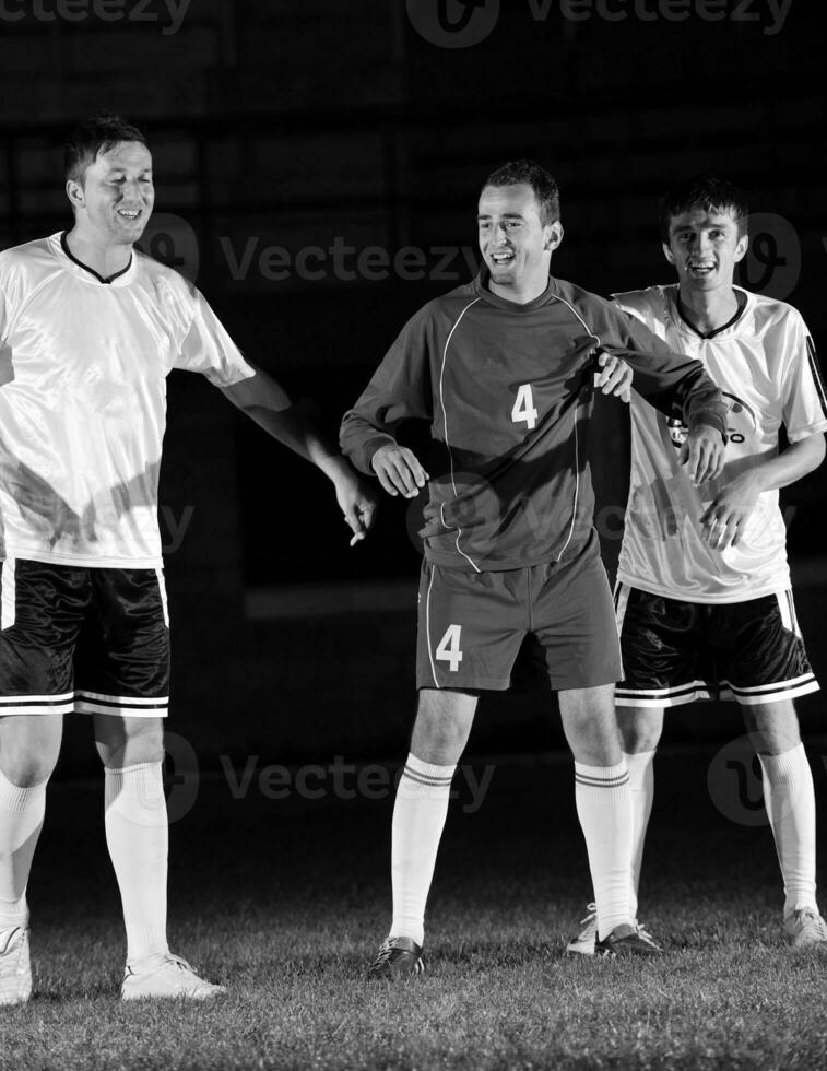 voetballers in actie voor de bal foto