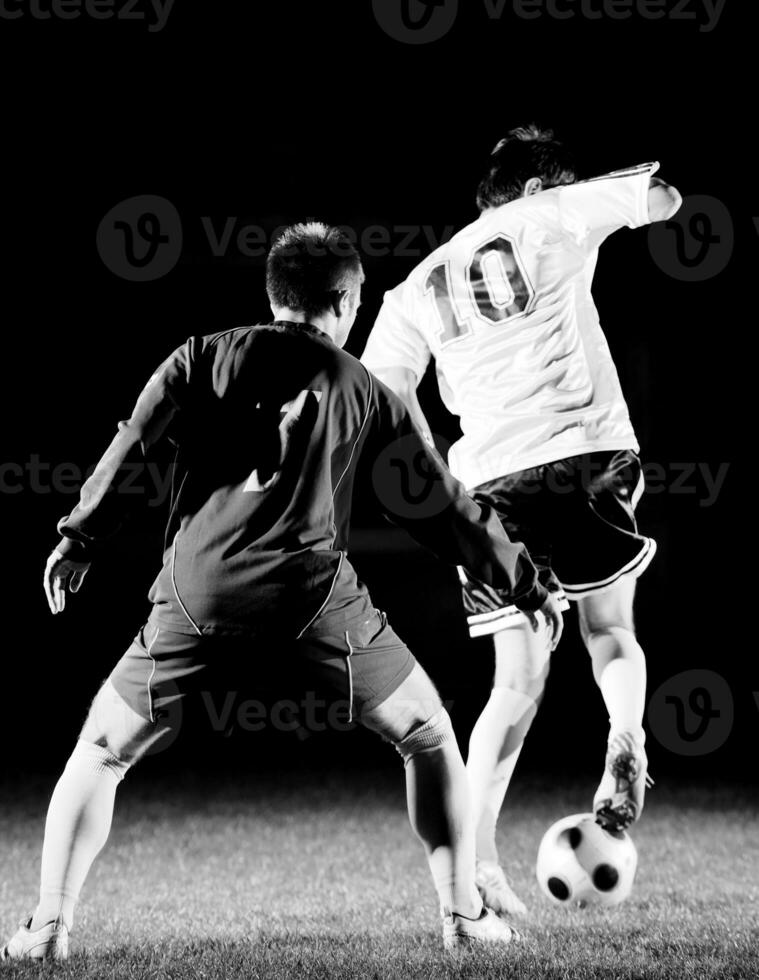 voetballers in actie voor de bal foto