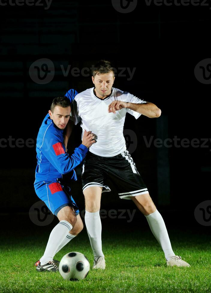 voetballers in actie voor de bal foto