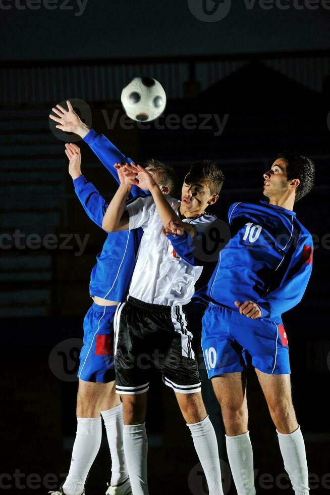 voetballers in actie voor de bal foto