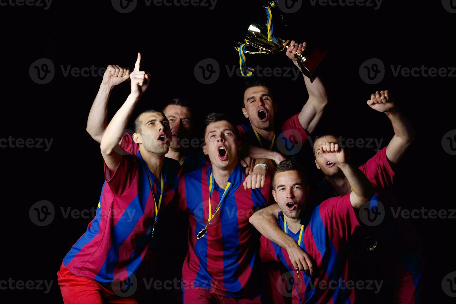voetballers die de overwinning vieren foto