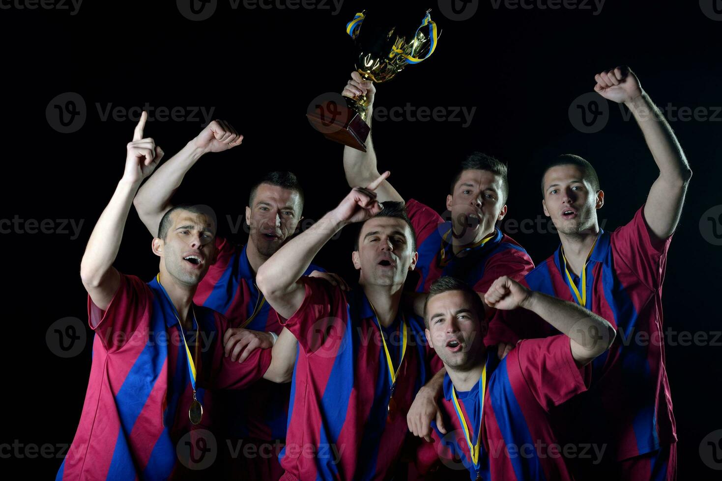 voetballers die de overwinning vieren foto