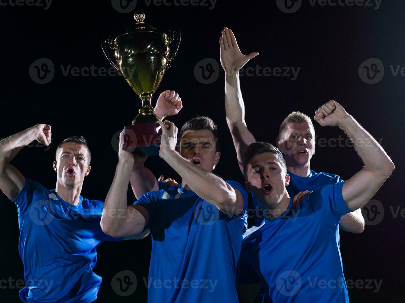 voetballers die de overwinning vieren foto