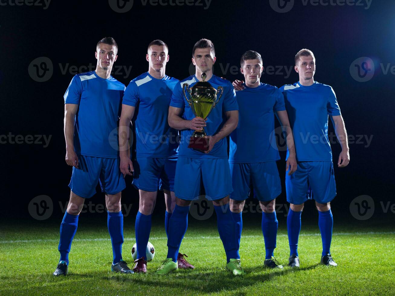 voetballers die de overwinning vieren foto