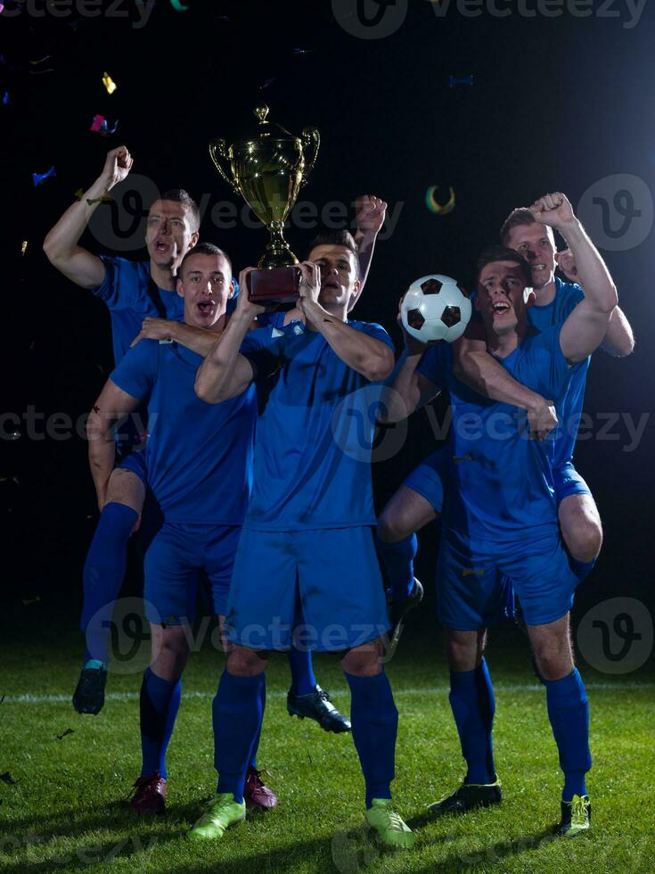 voetballers die de overwinning vieren foto