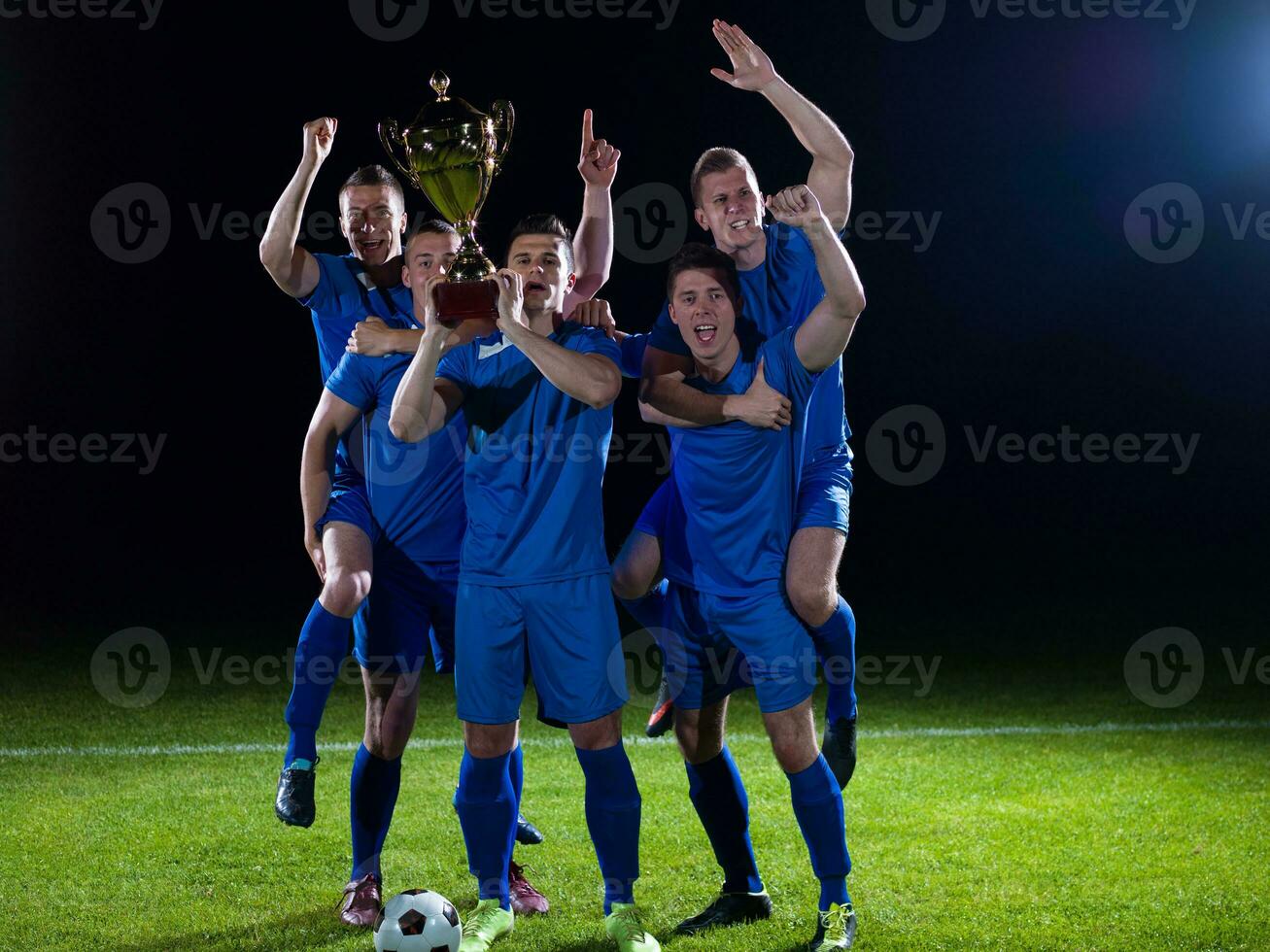 voetballers die de overwinning vieren foto