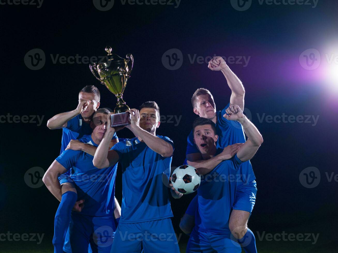 voetballers die de overwinning vieren foto