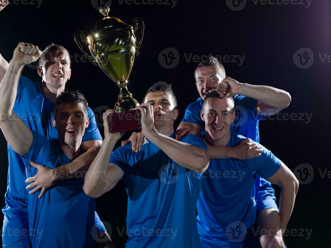 voetballers die de overwinning vieren foto