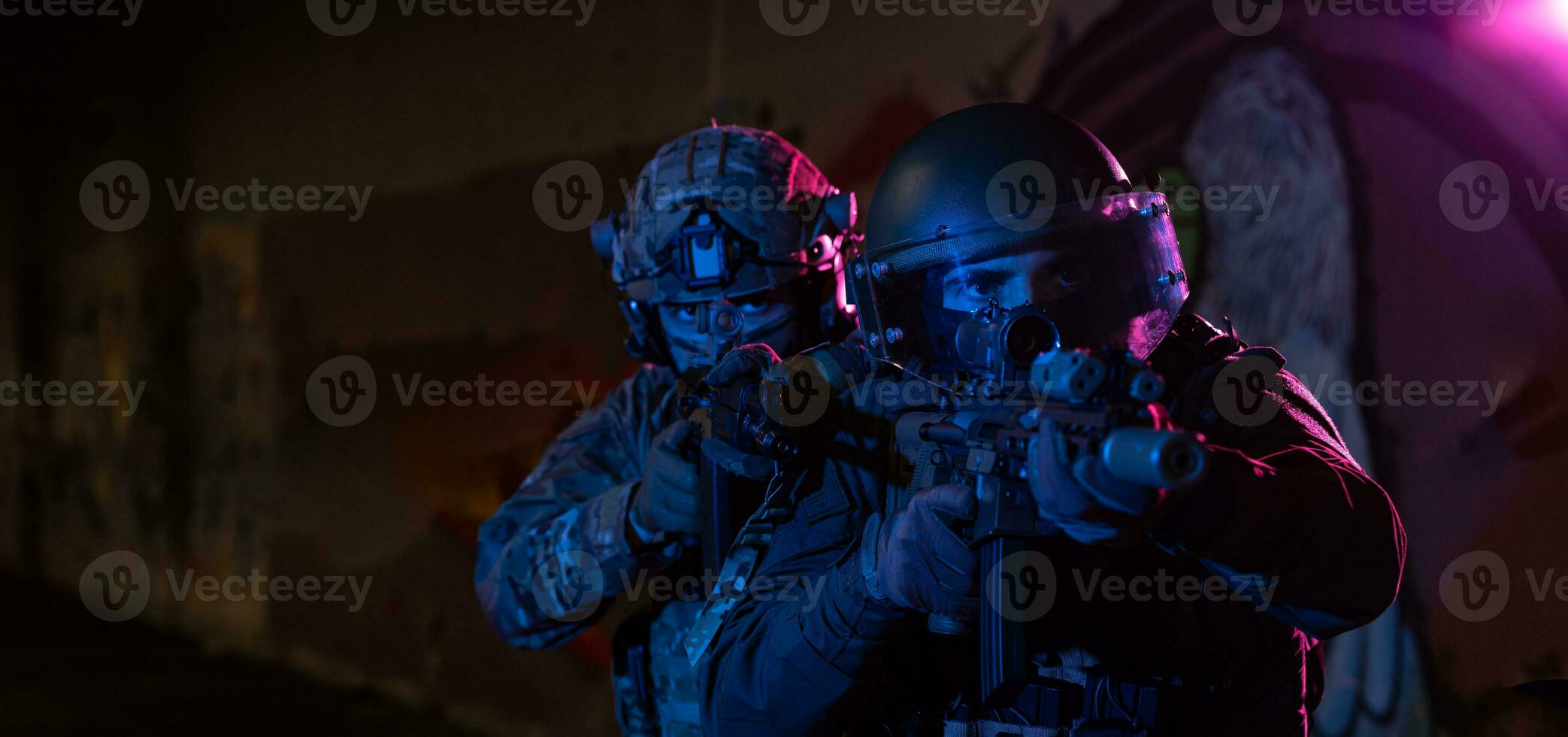 modern oorlogvoering soldaten in donker met gevecht munitie en wapens in de handen van uitgerust laser bezienswaardigheden zijn in strijd bestellen. gemengd media. foto