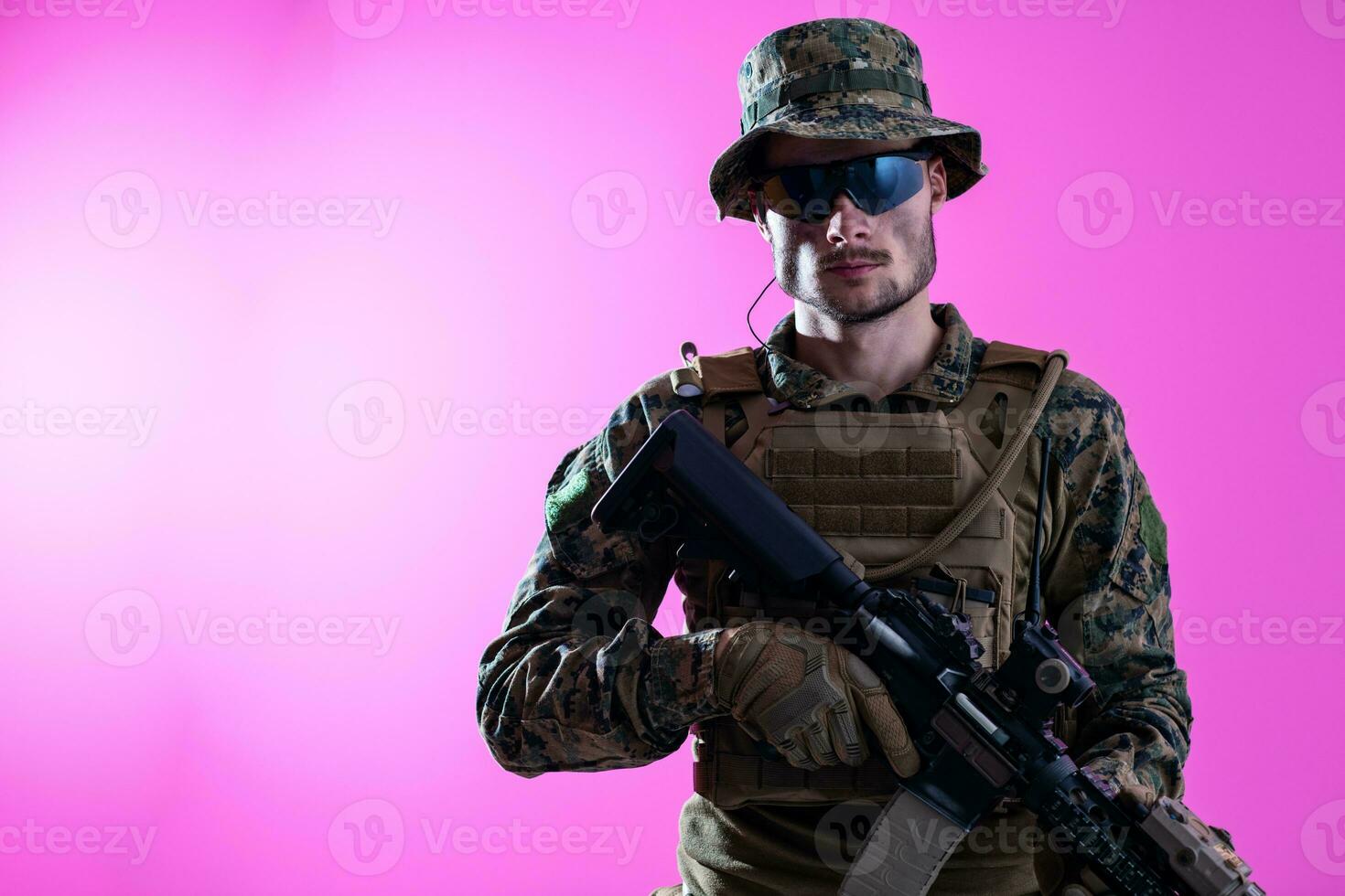 modern oorlogvoering soldaat roze backgorund foto