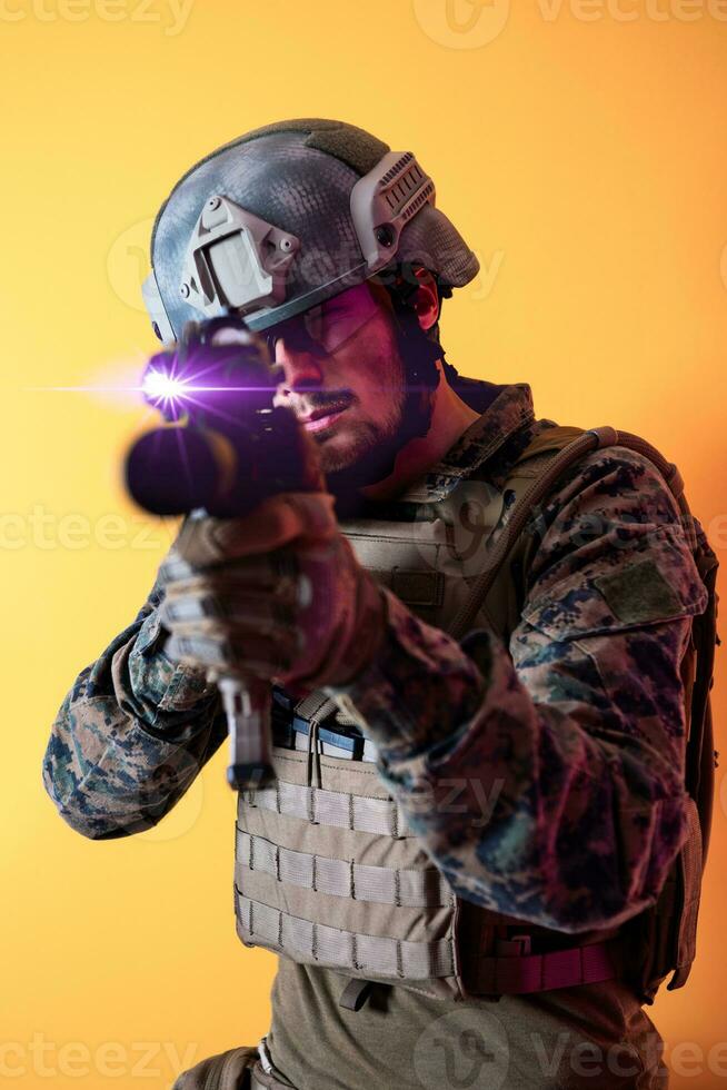 soldaat in actie het richten laseren zicht optiek geel achtergrond foto