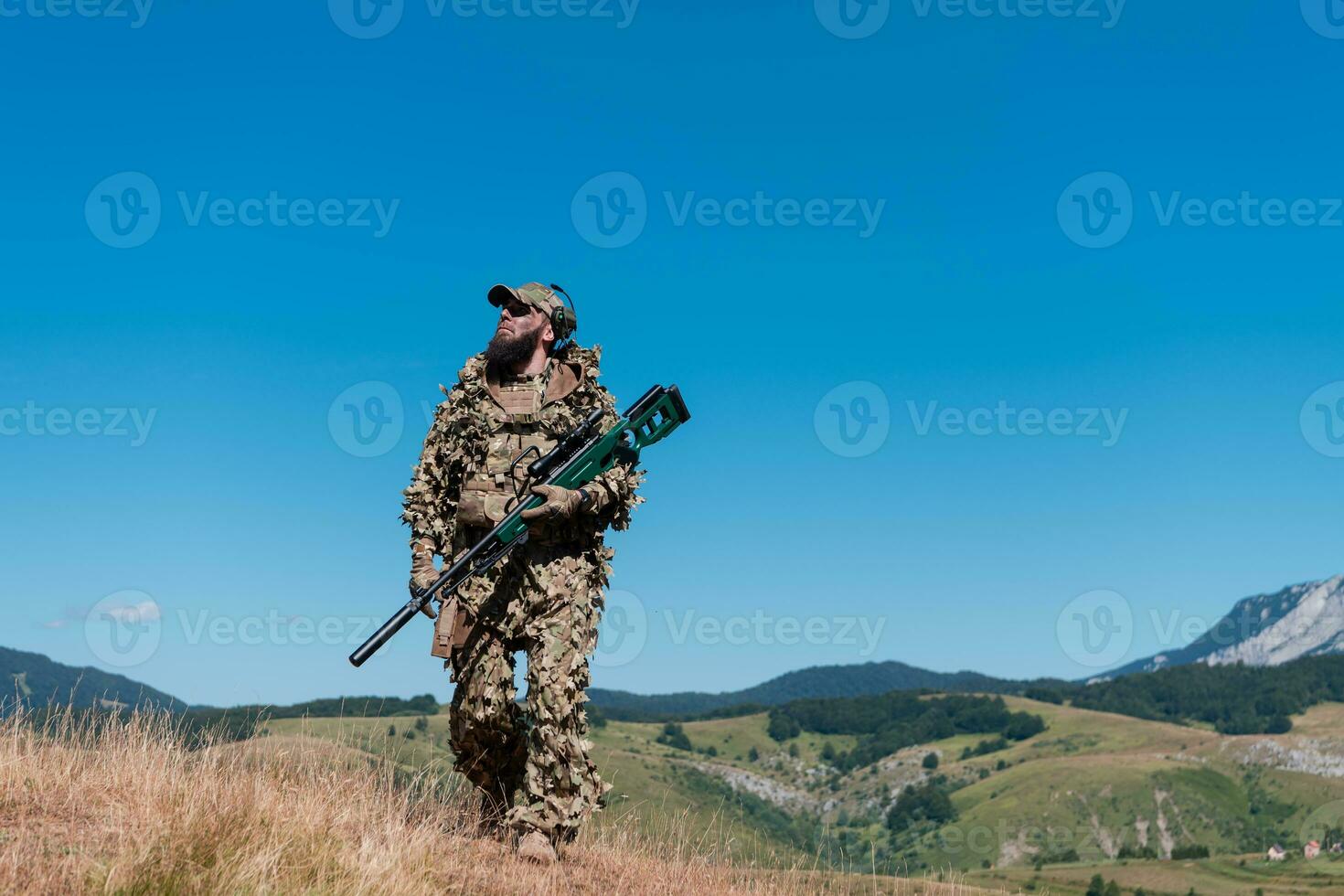 leger soldaat Holding een scherpschutter geweer- met strekking en wandelen in de Woud. oorlog, leger, technologie en mensen concept. foto