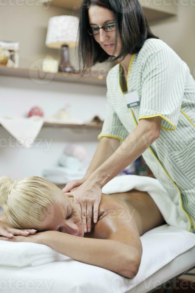 vrouw terug massage behandeling foto