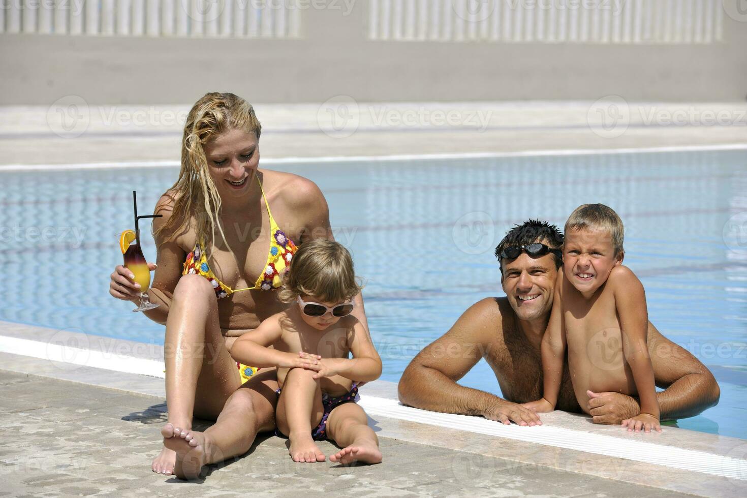 gelukkig jong familie hebben pret Aan zwemmen zwembad foto