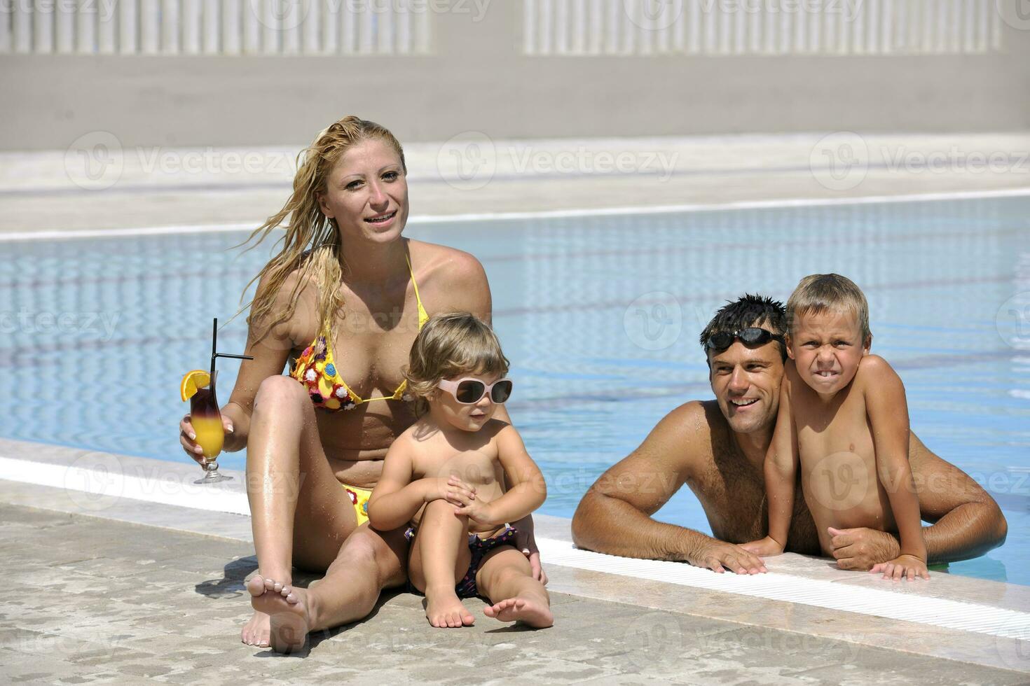 gelukkig jong familie hebben pret Aan zwemmen zwembad foto