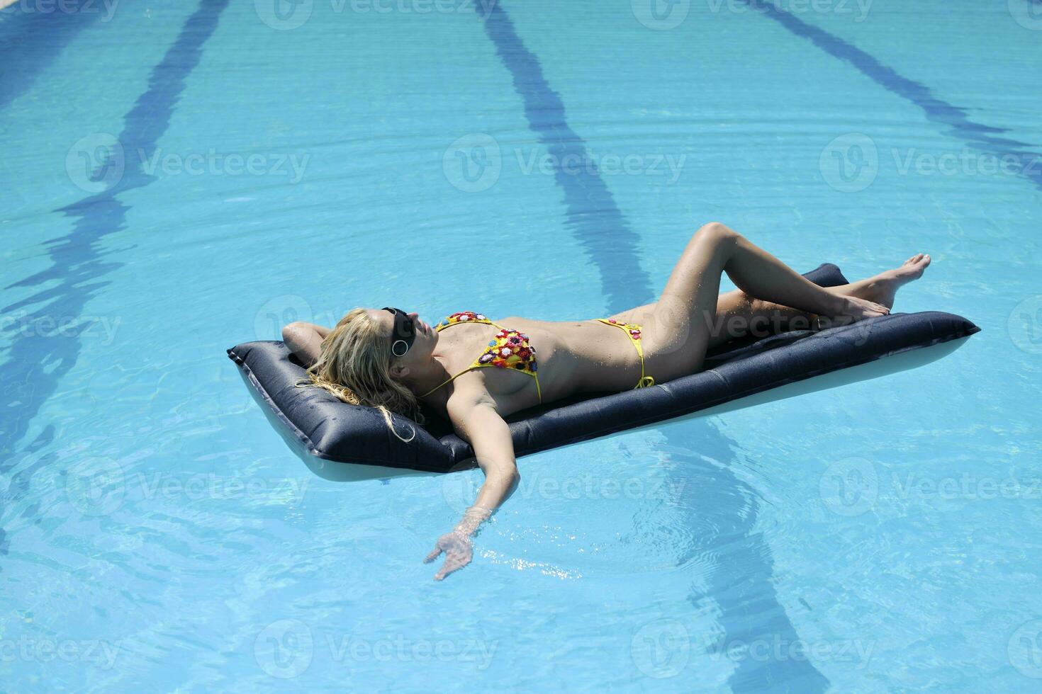 mooi vrouw kom tot rust Aan zwemmen zwembad foto
