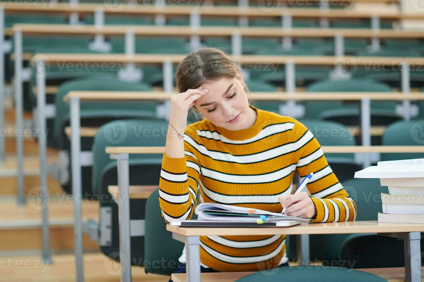 leerling nemen aantekeningen voor school- klasse foto