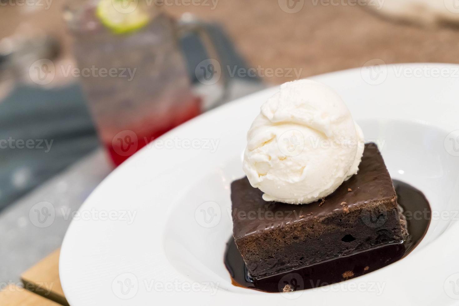 brownie-ijscoupe met een bolletje vanille-ijs foto