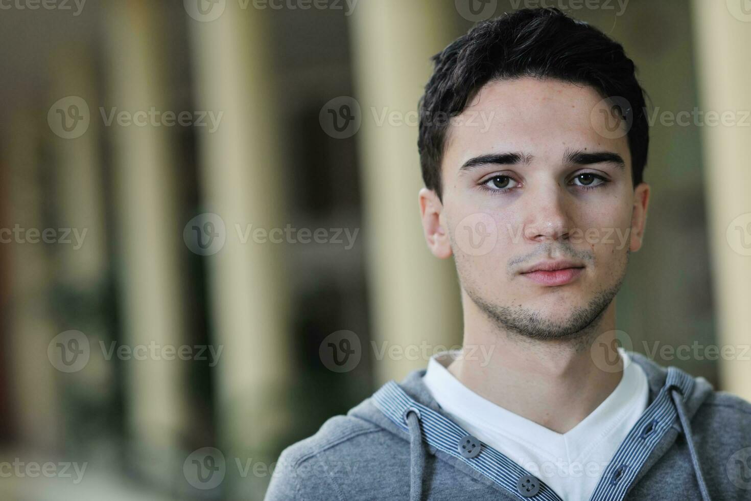 leerling mannetje portret Bij campus foto