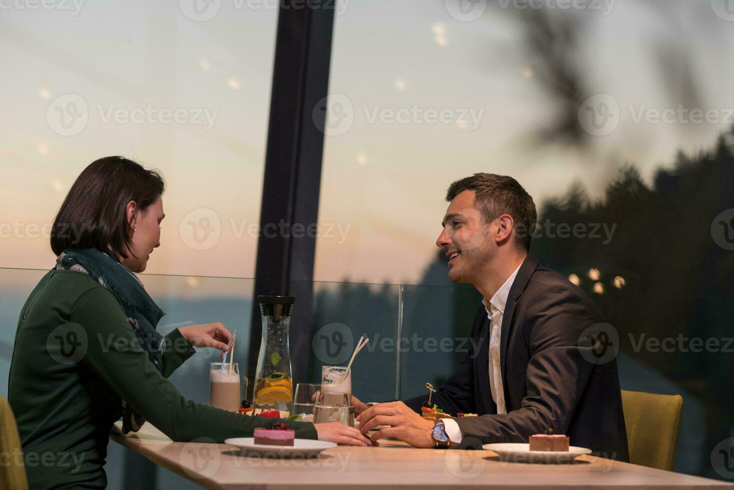 paar Aan een romantisch avondeten Bij de restaurant foto