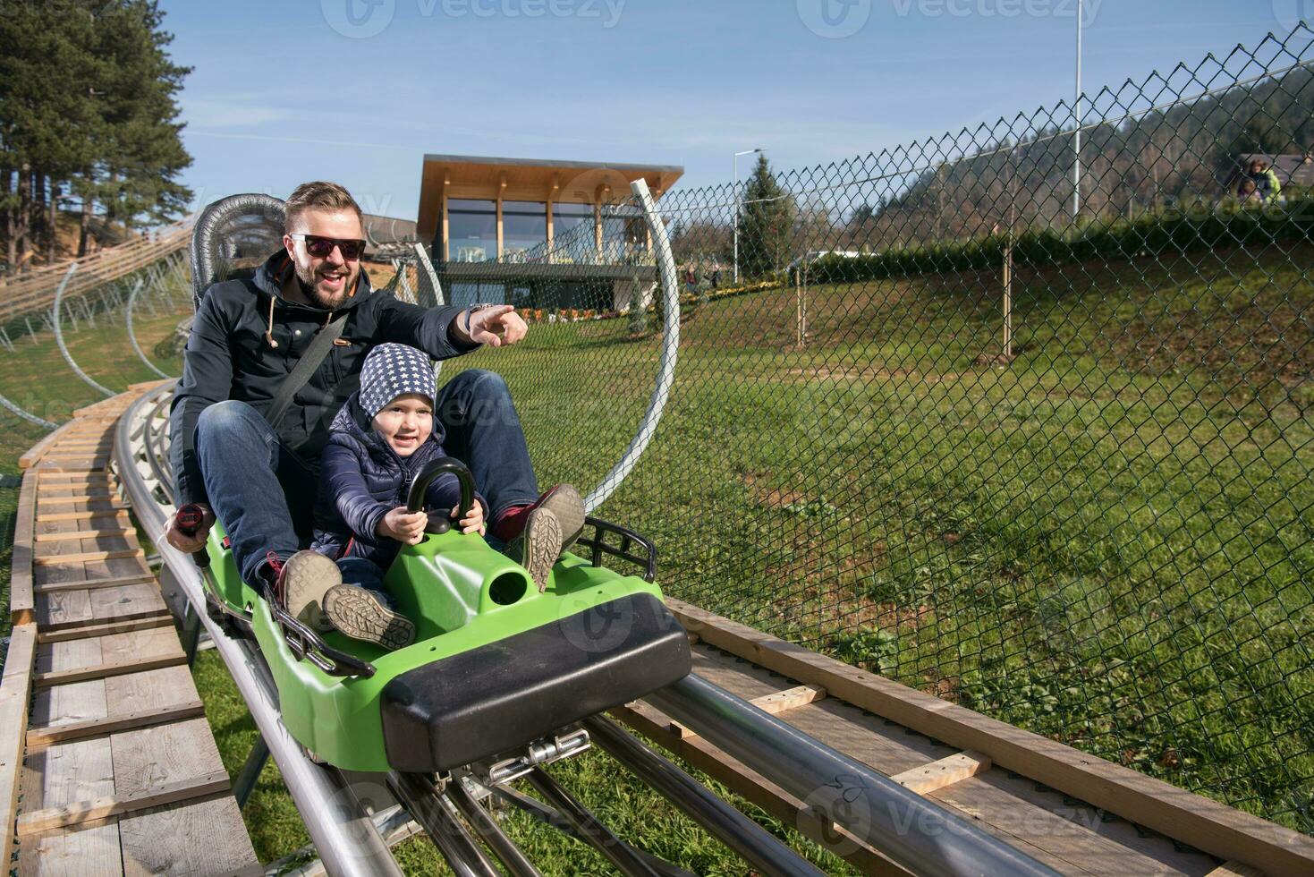 vader en zoon geniet het rijden Aan alpine kustvaarder foto