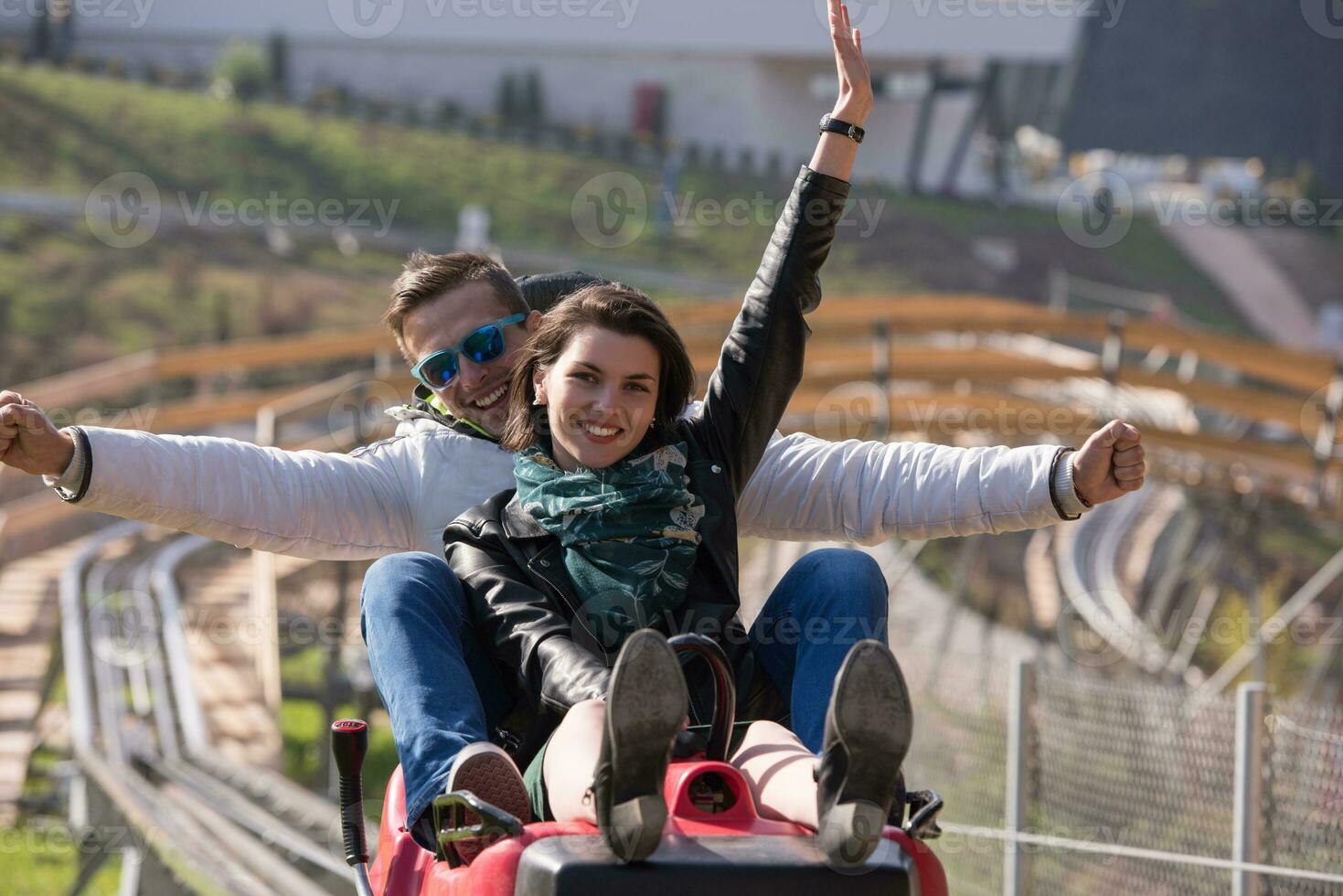 paar geniet het rijden Aan alpine kustvaarder foto