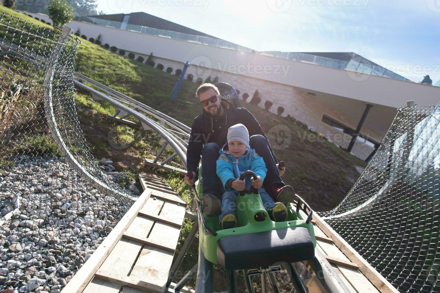 vader en zoon geniet het rijden Aan alpine kustvaarder foto