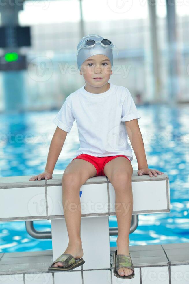 kindergroep bij zwembad foto
