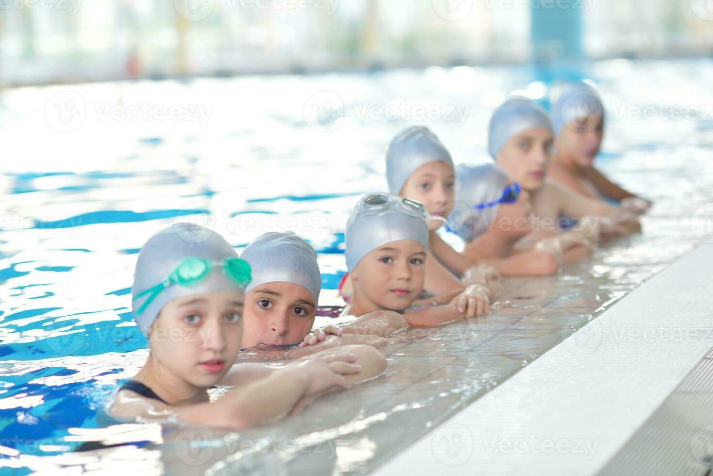 kindergroep bij zwembad foto