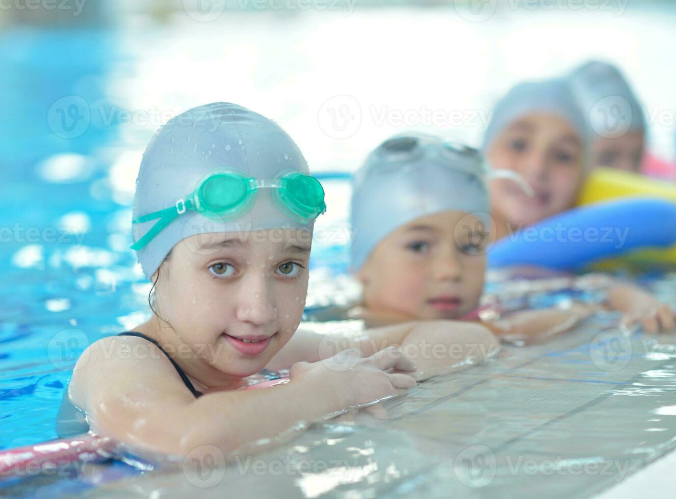 kindergroep bij zwembad foto