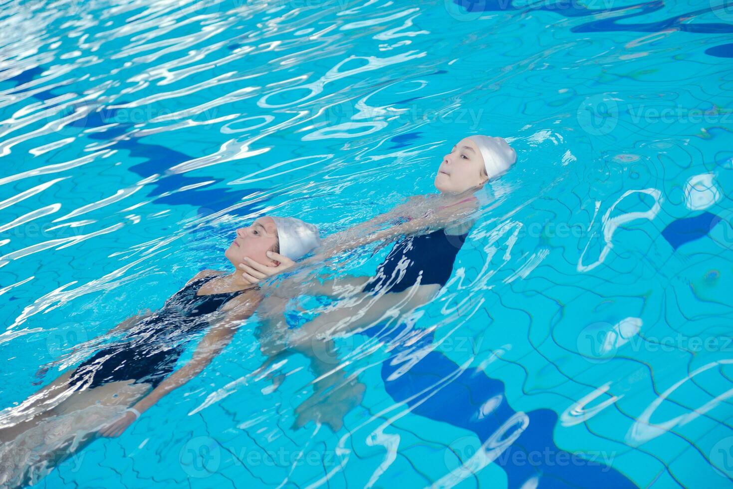 helpen en redden Aan zwemmen zwembad foto