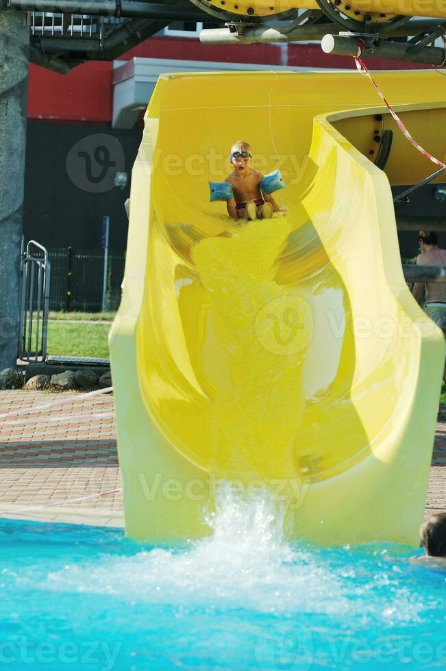 waterglijbaanplezier op het buitenzwembad foto