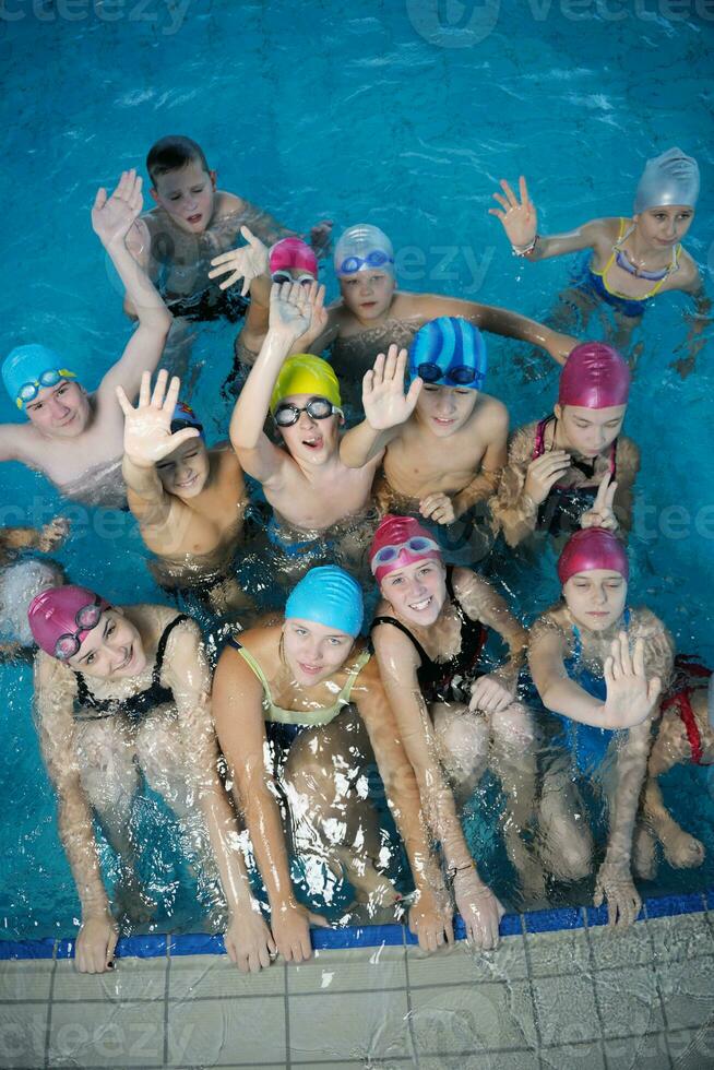 gelukkig kinderen Bij zwemmen zwembad foto