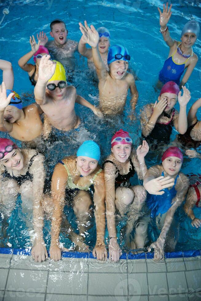 gelukkig kinderen Bij zwemmen zwembad foto