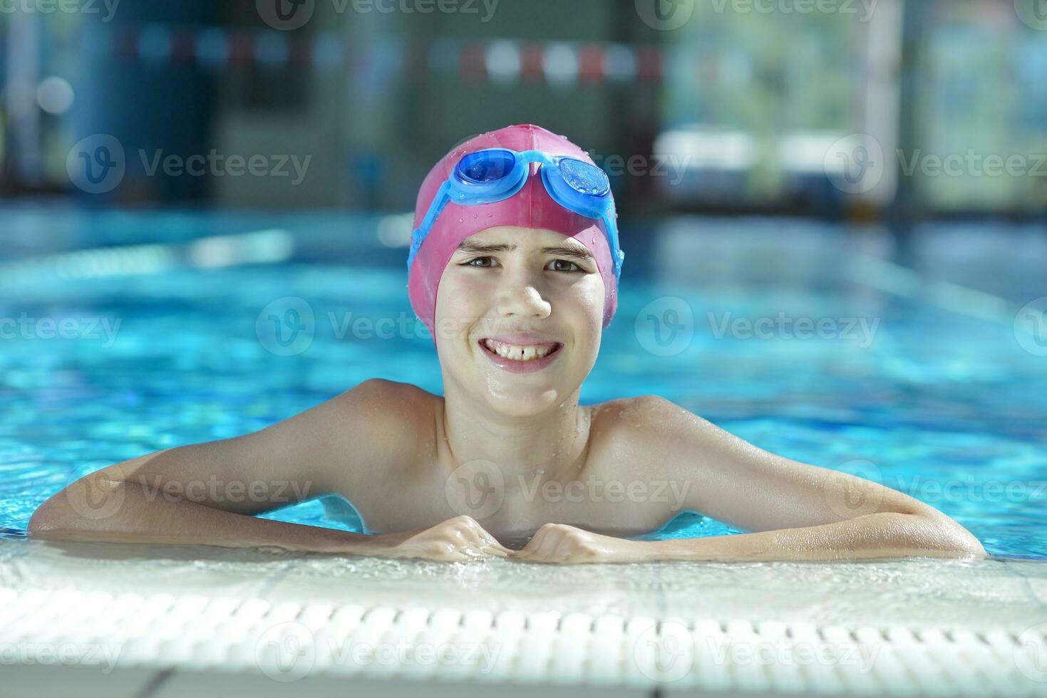 gelukkig kind Aan zwemmen zwembad foto