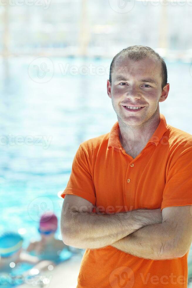 groep gelukkige kinderen bij zwembad foto