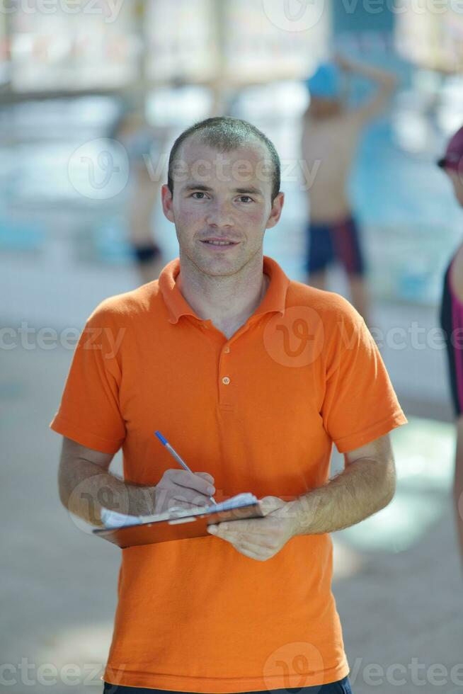 gelukkig kinderen Bij zwemmen zwembad foto