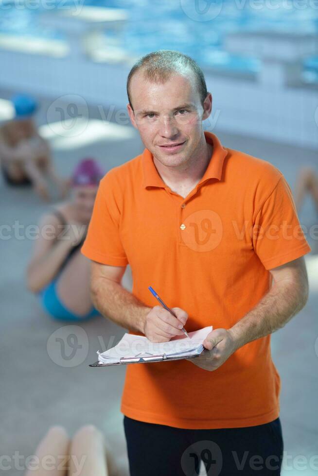 groep gelukkige kinderen bij zwembad foto