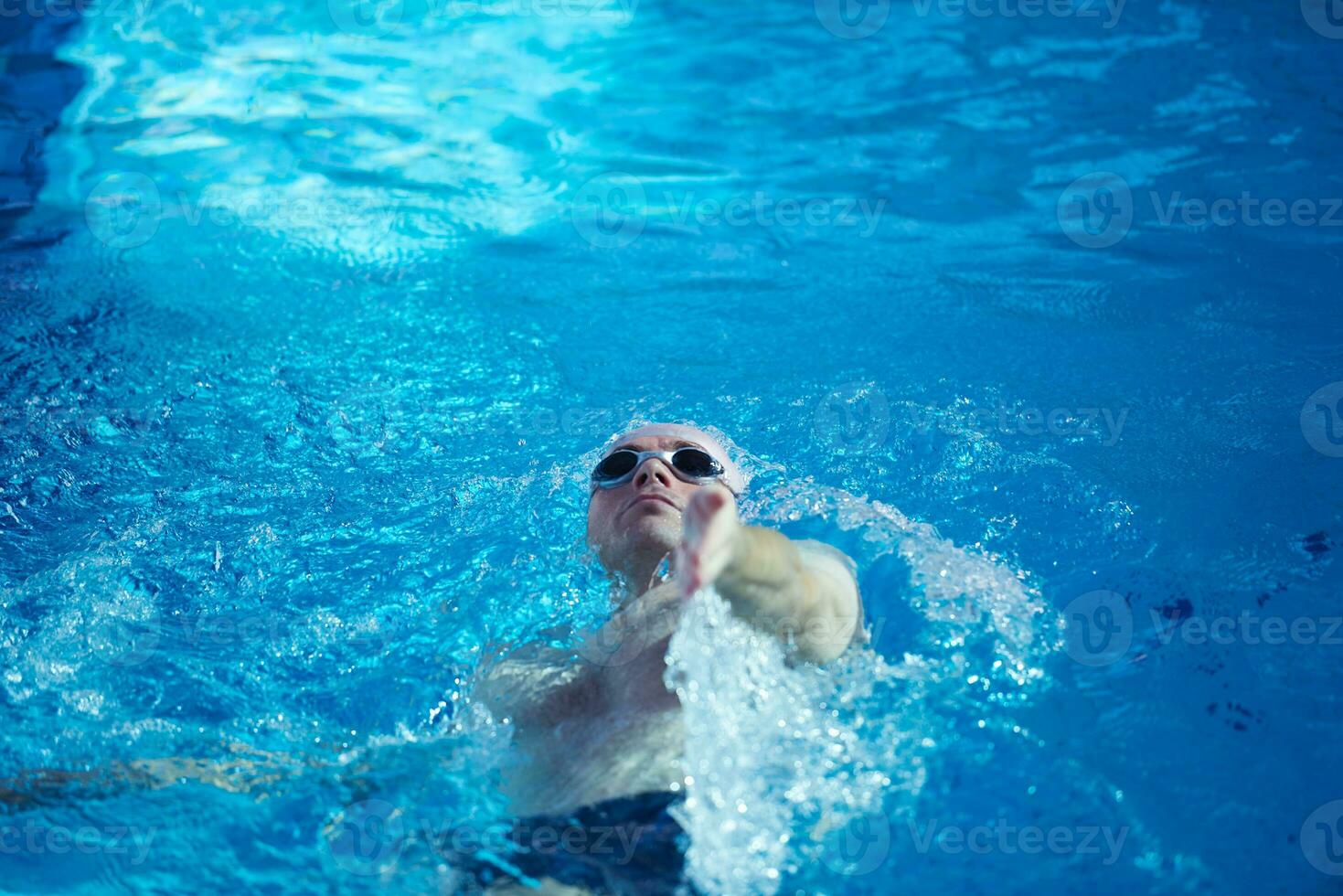zwemoefening op binnenzwempoep foto