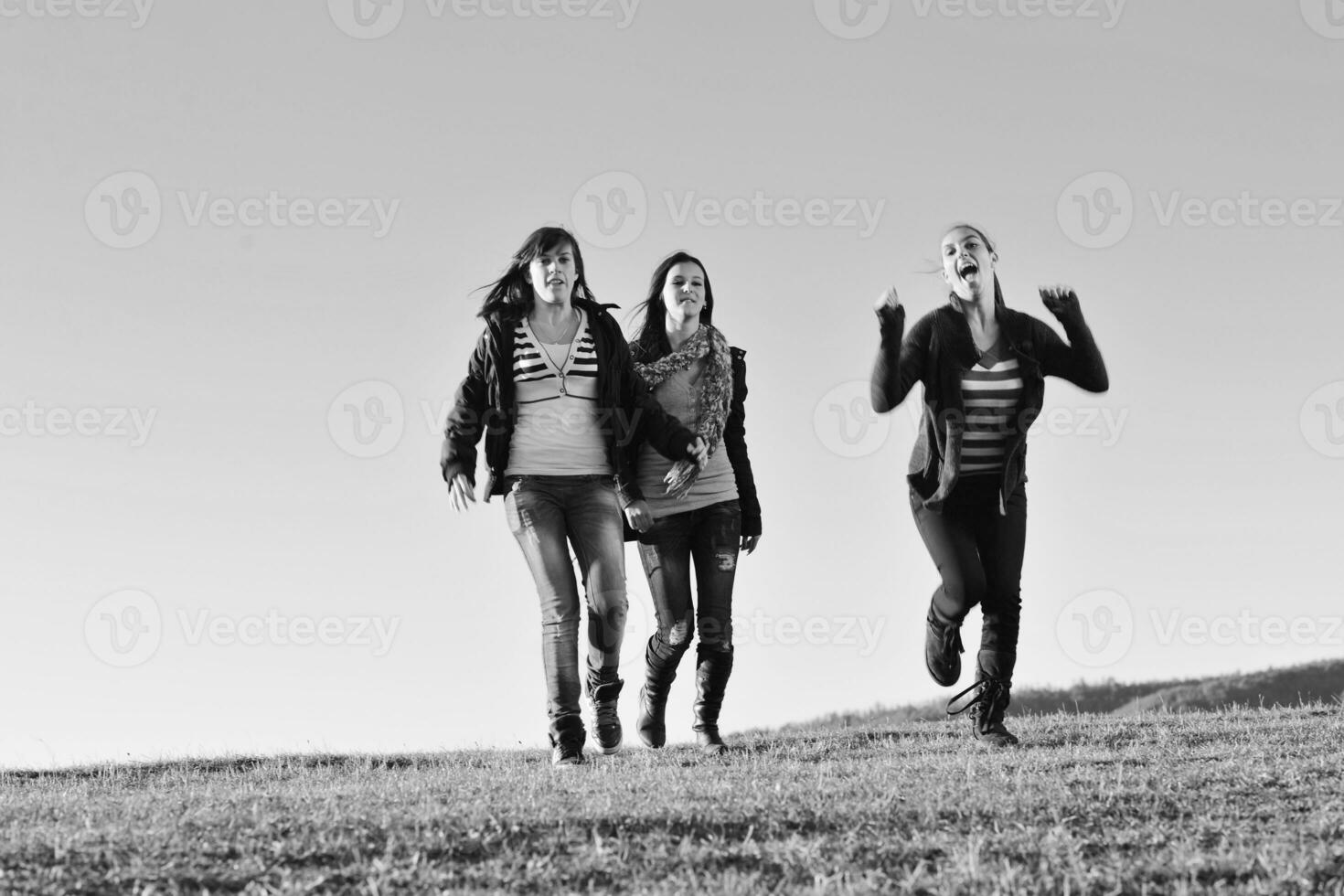 groep van tieners hebben pret buitenshuis foto