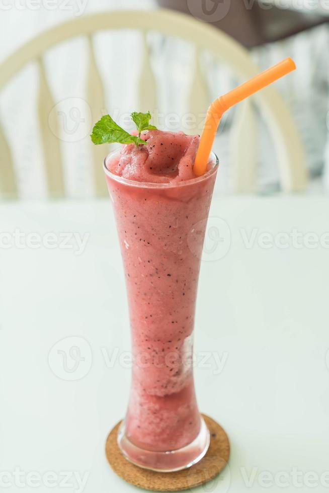 smoothie met gemengde bessen in café foto