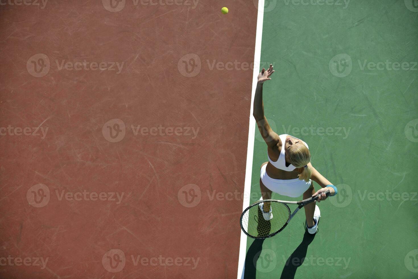 jonge vrouw tennissen buiten foto