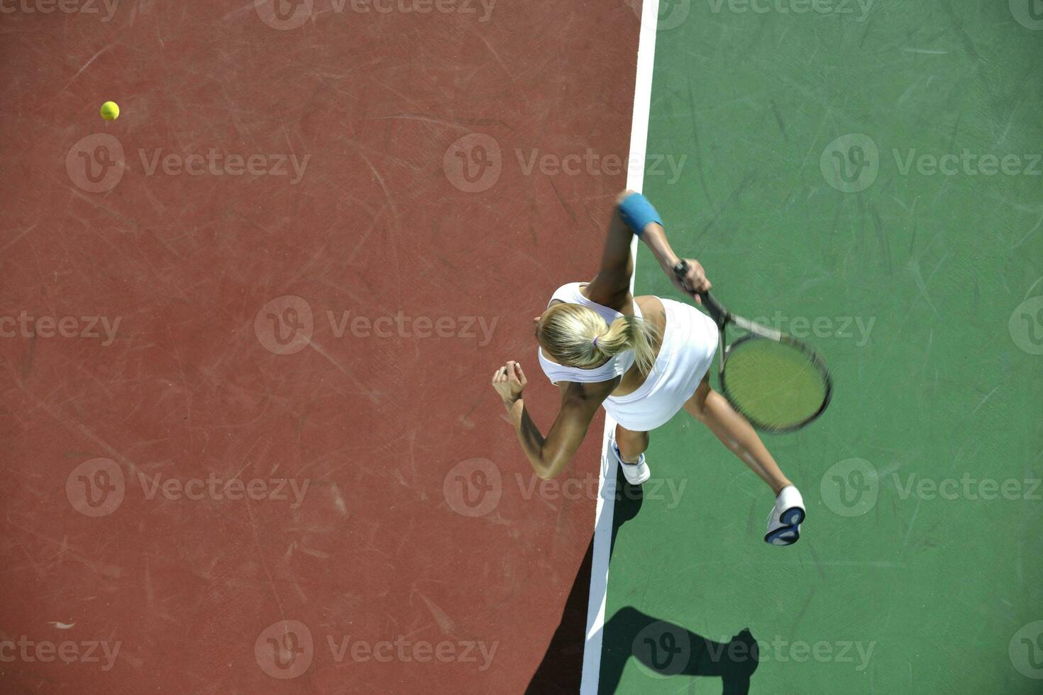 jonge vrouw tennissen buiten foto