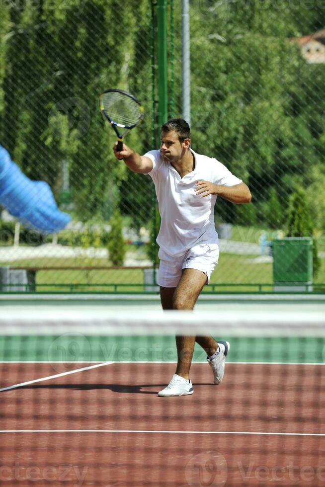 jonge man tennissen buiten foto