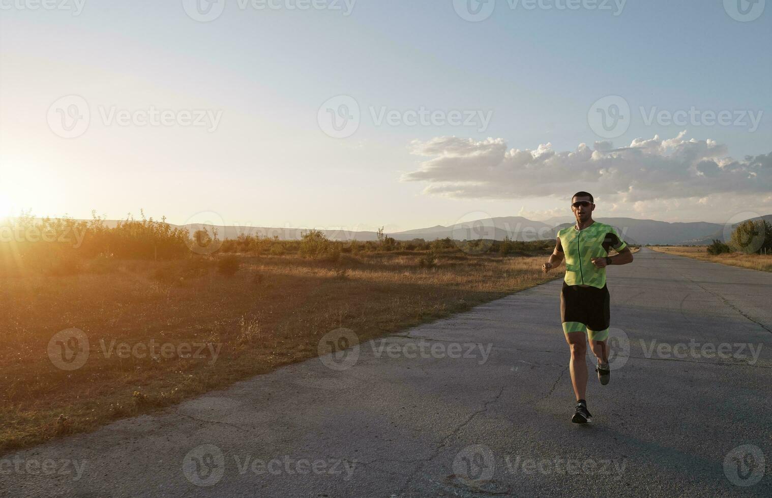 triatlonatleet die op ochtendtraining loopt foto