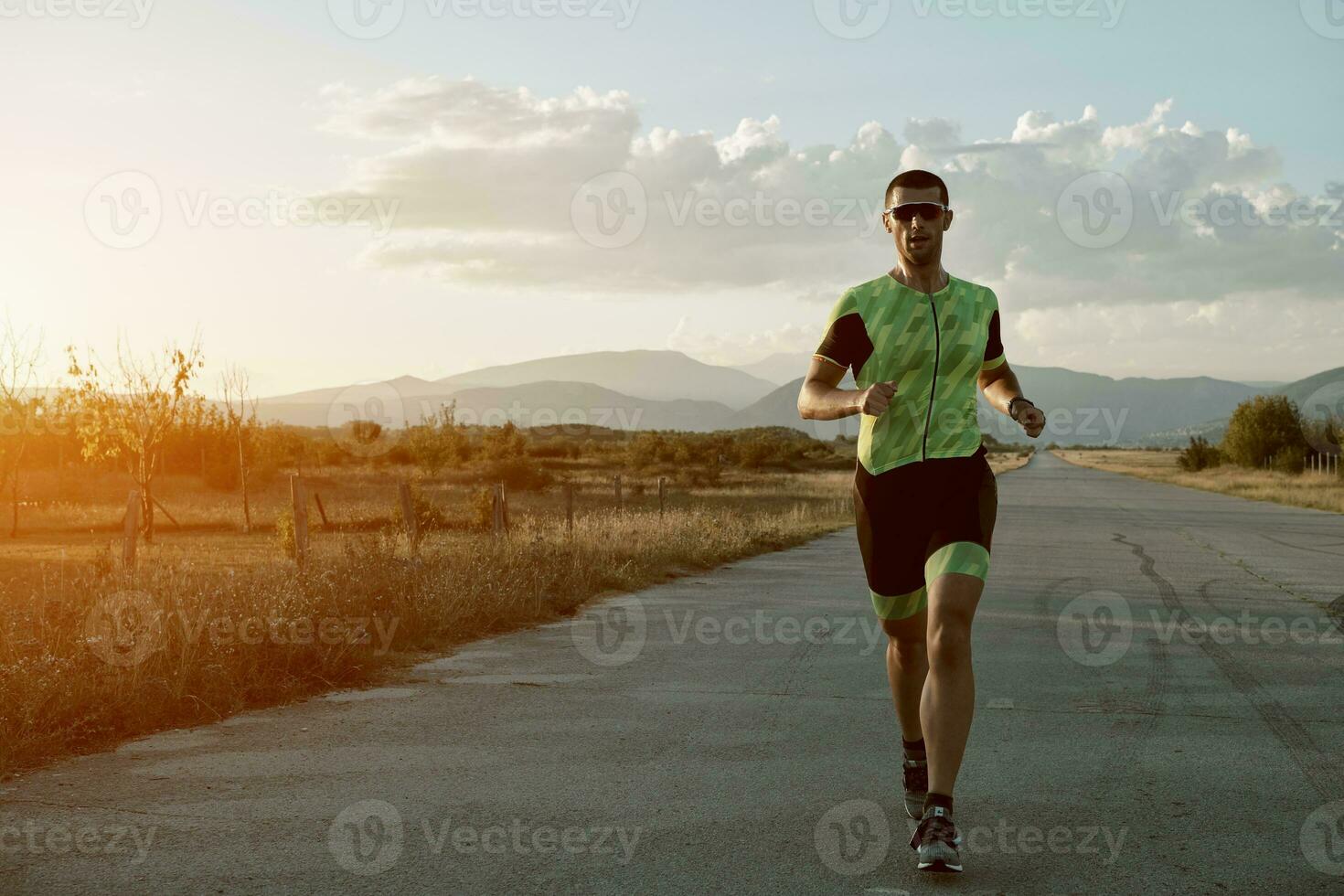 triatlonatleet die op ochtendtraining loopt foto