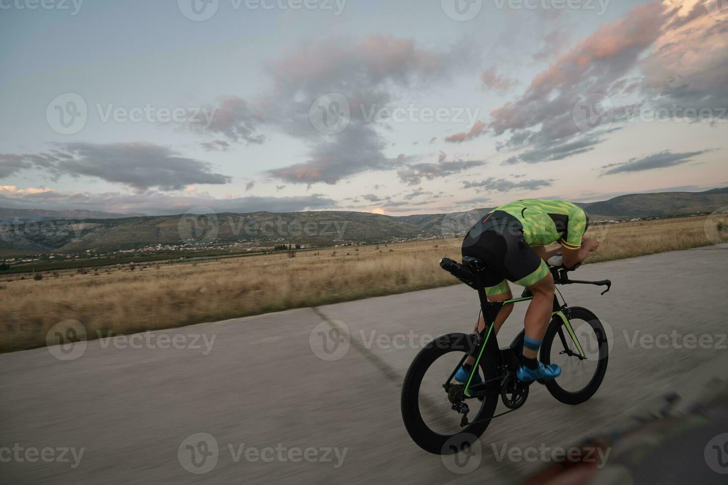 triatlon atleet fietsen foto