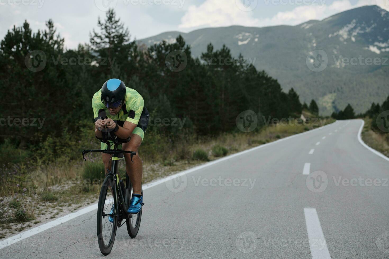 triatlon atleet op de fiets foto