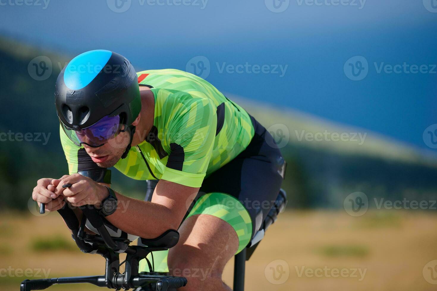 triatlon atleet op de fiets foto